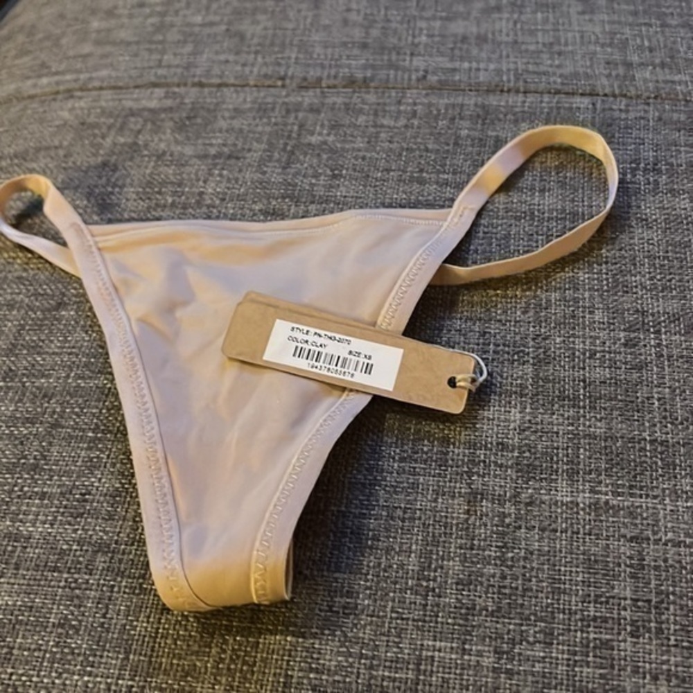Skims Fits Everybody T-String Thong - Picture 11 of 12